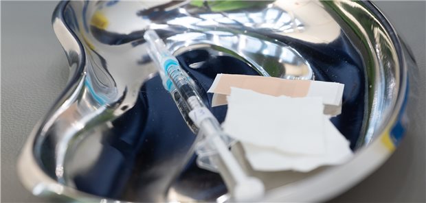 Eine Spritze mit dem Impfstoff von AstraZeneca liegt bereit. Seitdem in Berlin die Priorisierung für diese Vakzine aufgehoben wurde, ist die Nachfrage in den Praxen stark gestiegen.