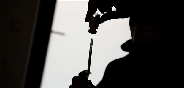 Eine Spritze wird während einer Corona-Impfaktion in Hamburg aufgezogen.