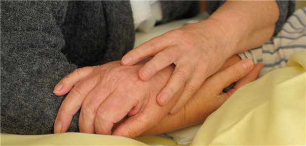 BMG-Papier sieht Sterbehilfe nur nach ärztlicher Beratung vor Eine Sterbebegleiterin hält auf der Palliativstation einer Münchener Klinik die Hand eines Patienten (Archivbild).