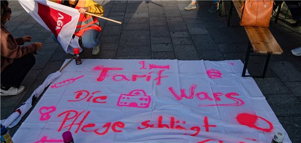 Streik an Charité und Vivantes hat begonnen Eine Streikende kniet vor dem Bettenhaus der Charité vor einem Transparent. Am Morgen sind die Beschäftigten der landeseigenen Berliner Krankenhäuser Vivantes und Charité in einem unbefristeten Streik getreten.