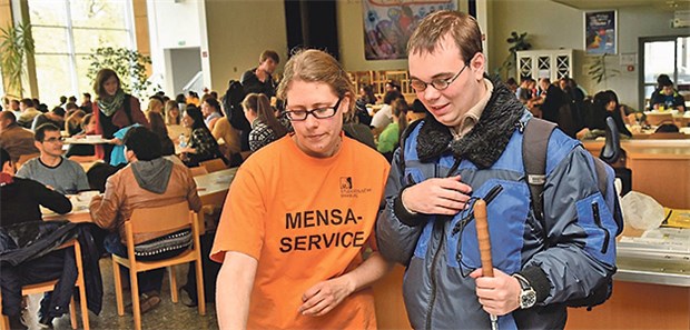 Das 'Mekka der Blinden' Eine Studentin stellt einem blinden Studenten in der Uni-Mensa Marburg Essen zusammen.