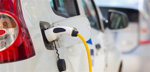 ICD-Patienten können beruhigt Tesla fahren Eine Studie nahm sich der Frage an, ob von E-Autos eine Gefahr für Patienten mit Herzschrittmachern ausgehen könnte.