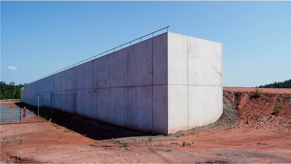Eine Stützmauer steht bereits auf der Baufläche für das geplante US-Militärkrank...