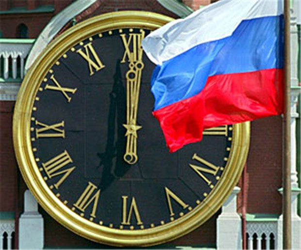 Heftiger Streit um die ewige Sommerzeit Eine Stunde vor, eine Stunde zurück? Zwölf zeigt die Uhr am Moskauer Kreml - an der Uhr wird nicht mehr gedreht.