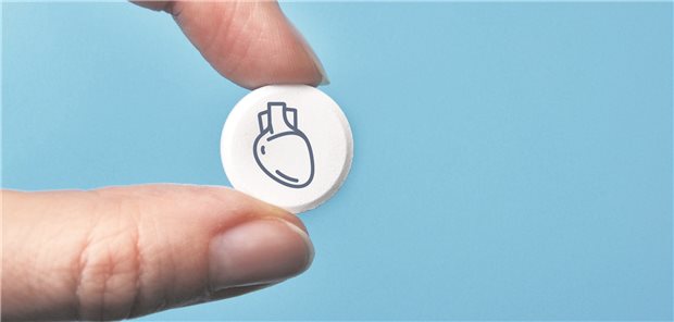 Eine Frau nimmt eine Tablette ein