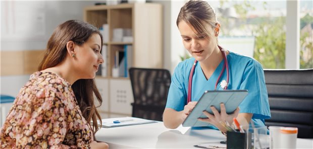 Eine Tätigkeit in der eigenen Praxis? Damit sich mehr junge Ärztinnen und Ärzte dies trauen, bietet die Stiftung Bayerischer Hausärzteverband Infoveranstaltungen und Förderprogramme zur Niederlassung.