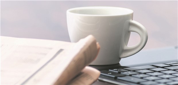 Kaffee plus Analgetikum – eine durchaus gute Kombi Eine Tasse Kaffee hilft, Kopfschmerzen zu lindern.