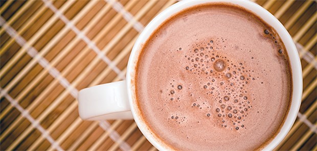 Im Kakao steckt Vitamin D Eine Tasse Kakao schmeckt lecker - und liefert Vitamin D2.