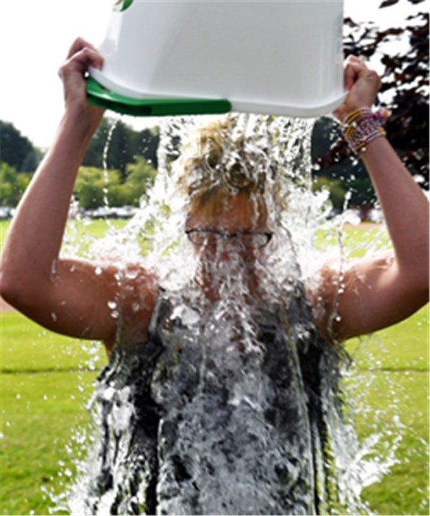 Wieder Eiswasser kübeln für ALS-Kranke Eine Teilnehmerin an der "Ice Bucket Challenge" 2014.