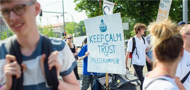 Wann wagt Baden-Württemberg neuen Versuch für die Pflegekammer 2.0? Eine Teilnehmerin wirbt auf einer Demonstration in Berlin im Mai 2018 für bessere Arbeitsbedingungen und für Pflegekammern.