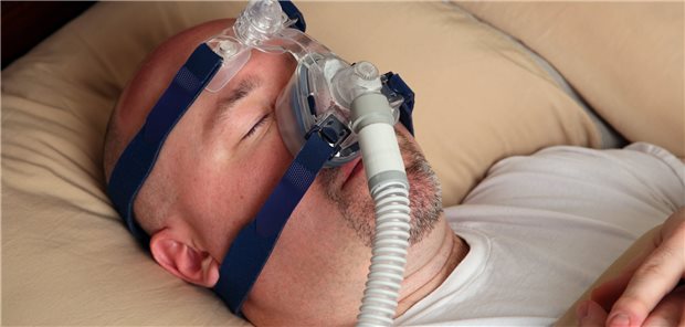 Eine Therapie mit kontinuierlichem Atemwegsüberdruck (CPAP) normalisiert häufig den nächtlichen Blutdruck und kann damit auch das Blutdruckmanagement erleichtern.
