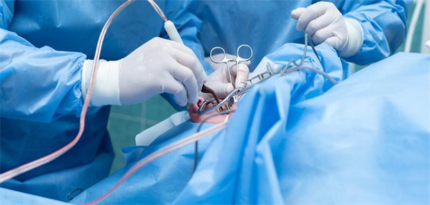 Vergleichsstudie: Weniger Schmerzen nach intrakapsulärer Tonsillektomie Eine Tonsillektomie wird im OP durchgeführt.