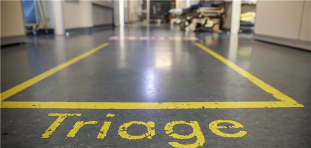 Beim Triage-Gesetz sehen Abgeordnete noch Verbesserungsbedarf Eine Triage-Markierung im Eingangsbereich der Notaufnahme der Leipziger Uniklinik. Der Bundestag beschäftigt sich derzeit mit einem Gesetzentwurf zur Triage bei Infektionskrankheiten.