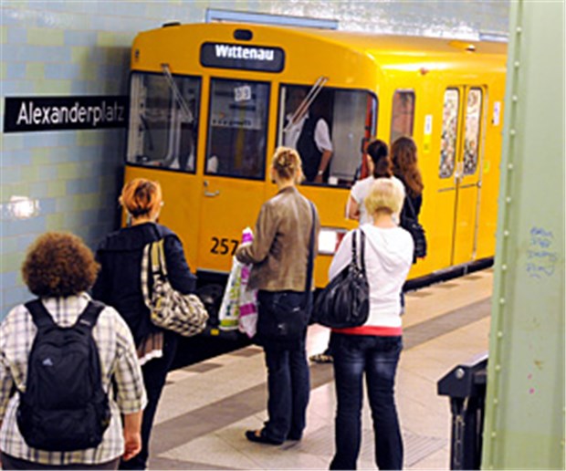 Medi provoziert mit U-Bahn-Slogans Eine U-Bahn fährt bei der Station Alexanderplatz ein. Die Berliner Fahrgäste können in dieser Woche in den Stoßzeiten einen Medi-Spot auf den Monitoren sehen.