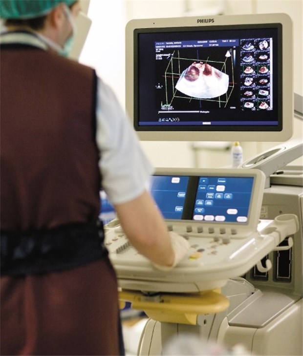 Schlüsselloch-Op mit 3D-Ultraschalltechnik Eine Ultraschall-Schlucksonde liefert dreidimensionale Bilder des schlagenden Herzens während einer Schlüsselloch-Op.
