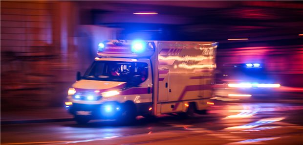 Eine Umfrage bei Rettungsdiensten in Hessen deutet darauf hin, dass es gemessen an der hohen Anzahl an Einsatzfahrten nur selten zu schweren Unfällen kommt.