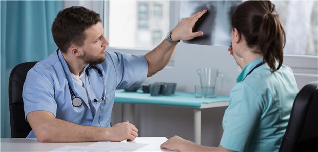 Eine Umfrage für den aktuellen TK-Monitor hat ergeben: Patientinnen und Patienten sehen hohe Risiken bei Behandlungen in Praxen und Krankenhäusern.