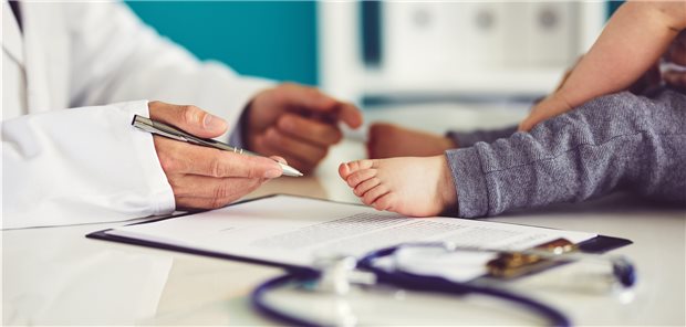 Eine Umfrage unter Kindern mit Tonsillektomie oder Appendektomie beziehungsweise deren Eltern liefert Hinweise, wie sich die Schmerzversorgung bessern lässt.