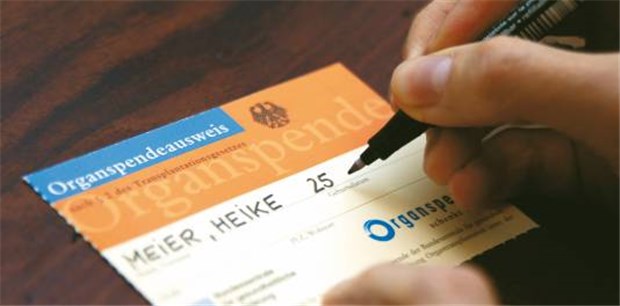 Kampagne im Norden wirbt für Organspenden Eine Unterschrift, die Leben rettet: Der Organspendeausweis.