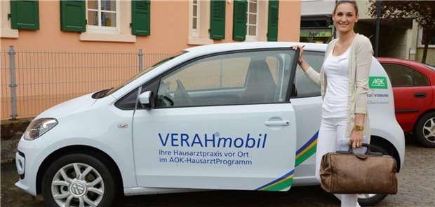 Eine VERAH auf dem Weg zum Hausbesuch. Delegationsmodelle wie diese sind in den Praxen beliebt. Geht es aber um Community Health Nurses, wehren viele Standespolitiker ab.