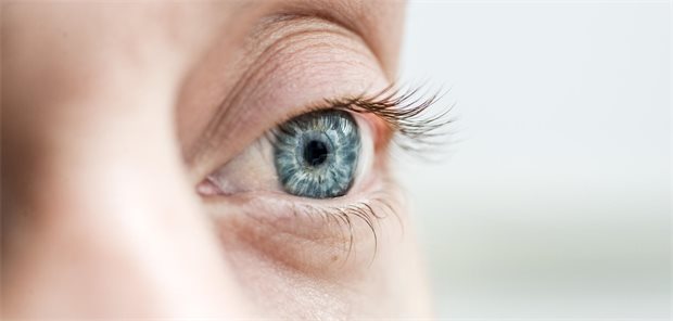 Multiple Sklerose: Nachweis von Sehnerventzündungen erlaubt wohl frühere Diagnose Auge einer Frau