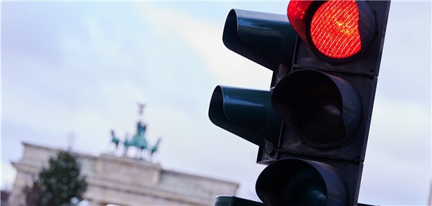 Wie Bund und Länder die vierte COVID-19-Welle brechen wollen Eine Verkehrsampel vor dem Brandenburger Tor leuchtet rot. Bund und Länder wollen die Kontaktbeschränkungen für Ungeimpfte verschärfen, um die vierte Coronawelle zu brechen.