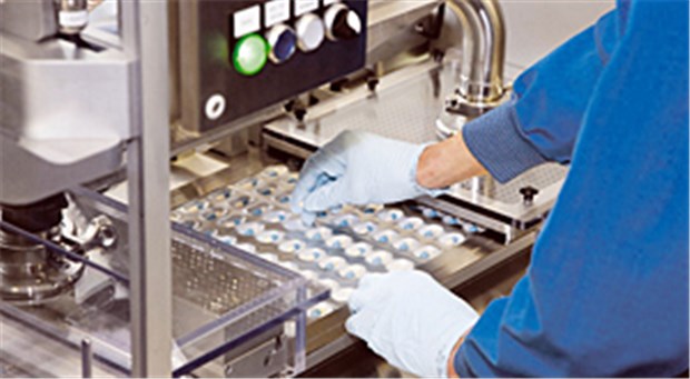 Boehringer Ingelheim forciert die Forschung Eine Verpackungslinie des neuen Gerinnungshemmers Pradaxa® (Dabigatran).