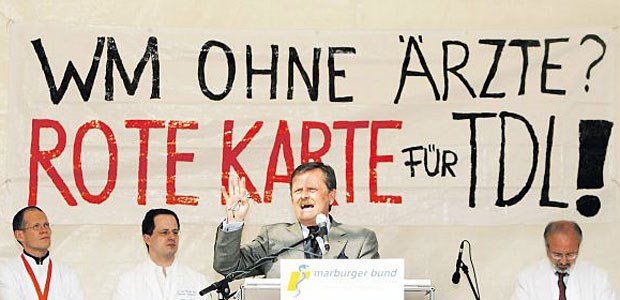 Ärztestreik mitten in der Fußball-Euphorie Eine WM und Ärzte an Unikliniken im Streik? Die Klinikärzte wären bereit gewesen, in Notfallsituationen ihren Streik zu unterbrechen. Neun Tage nach Start der WM wurde der Tarifvertrag abgeschlossen.