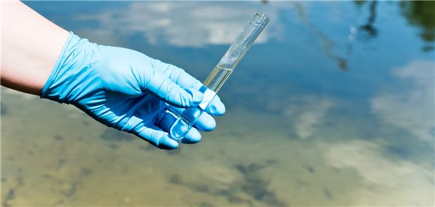 Gehäuft Poliovirus-Nachweise im Abwasser: Staat New York ruft den Gesundheitsnotstand aus Eine Wasserprobe wird genommen. Derzeit werden viele solcher Proben in den USA auf Polioviren hin untersucht.