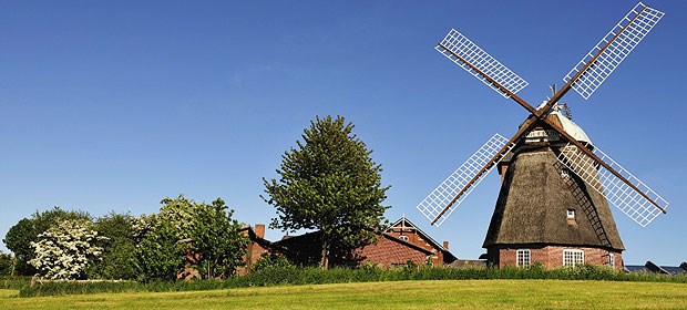 Versorgung im Norden so prekär wie im Osten Eine Windmühle bei Gelting in Schleswig-Holstein: Nach Daten der KV gibt es im nördlichsten Bundesland insgesamt 1900 Hausärzte.