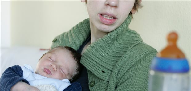 Für Mütter in Not: Psychiatrische Hilfe im Wochenbett Eine Wochenbettdepression tritt bei etwa 10 bis 15 Prozent der Mütter auf. (Motiv mit Fotomodellen)