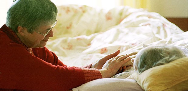 SAPV nur auf Kulanz? Eine ältere Frau besucht ihre Freundin in einem Hospiz.