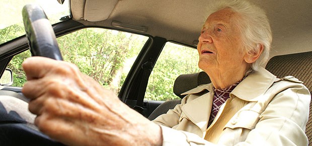 Ärzte künftig auch "Fahrprüfer"? Eine ältere Frau fährt Auto. Die Diskussion über Gesundheits-Checks für Autofahrer ist neu entbrannt.