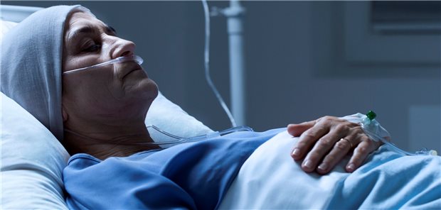 Suizidassistenz beschäftigt Ärzteschaft und Bundestag Eine ältere Patientin ist im Krankenhaus verstorben. Palliativmedizin kann für Schwerkranke eine Handlungsoption jenseits der Suizidhilfe sein.