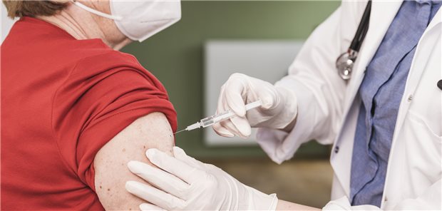 Eine ältere Patientin wird geimpft: Aktuellen Studiendaten zufolge lässt sich die Rate der RSV-assoziierten Erkrankungen der unteren Atemwege bei älteren Erwachsenen mit einer Impfung stark reduzieren.