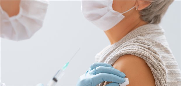 Eine ältere Patientin wird geimpft: Vor allem Menschen über 60 Jahre sollten gut vor Pneumokokken geschützt sein.