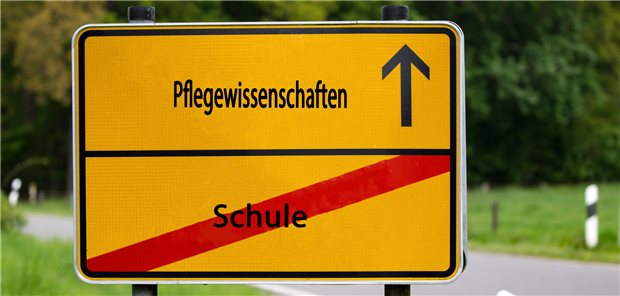 Eine akademische Pflegeausbildung ist in Deutschland noch die Ausnahme. Zahlen von 2019 zu Folge, haben zuletzt nur etwa drei Prozent der Angehörigen eines Ausbildungsjahrgangs sich für diese Option entschieden.