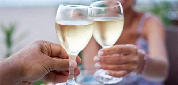Tut Alkohol dem Herzen wirklich gut? Eine aktuelle Studie hat keinen Hinweis darauf gefunden, dass sich mäßiger Alkoholkonsum günstig auf die Herz-Kreislauf-Sterblichkeit auswirkt.