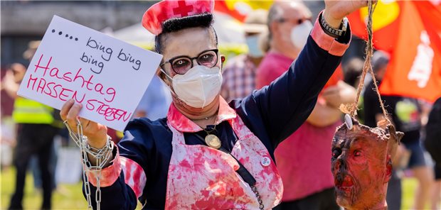 Verdi-Umfrage: Pflegekräfte fürchten Kollaps in der Versorgung Eine als Krankenschwester-Zombie verkleidete Demonstrantin steht vor dem Düsseldorfer Landtag. Die Dienstleistungsgewerkschaft Verdi hatte anlässlich der Gesundheitsministerkonferenz Beschäftigte der Pflege, Psychiatrien, Krankenhäuser und Service-Betriebe zum Protest aufgerufen.