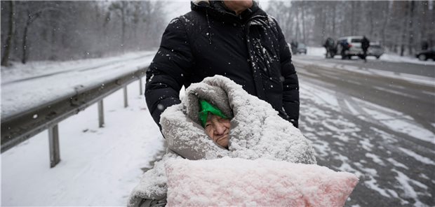 Koordination medizinischer Hilfe für Betroffene des Ukraine-Kriegs läuft an Eine alte Dame ist mit Schnee bedeckt, als sie in einem Rollstuhl sitzt, nachdem sie aus Irpin am Stadtrand von Kiew evakuiert wurde. Geschätzt zwei Millionen Menschen sind auf der Flucht. Die Koordination der Versorgung für die in Deutschland ankommenden Flüchtlinge läuft auf Hochtouren.