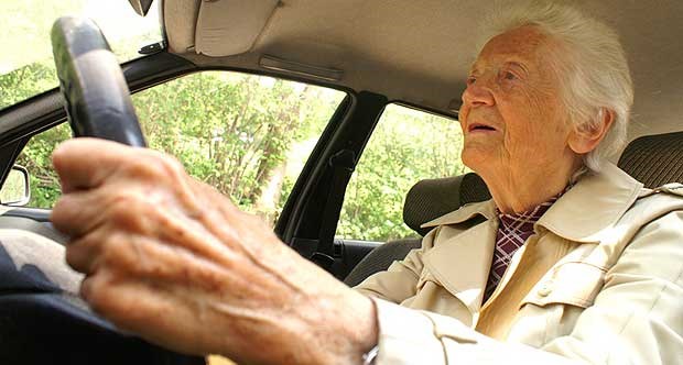 Kabinett steckt Millionen in neue Verkehrskonzepte für Alte Eine alte Frau fährt Auto: Der demografische Wandel wird sich auch im Straßenverkehr bemerkbar machen. Das Bundeskabinett will dafür gerüstet sein.