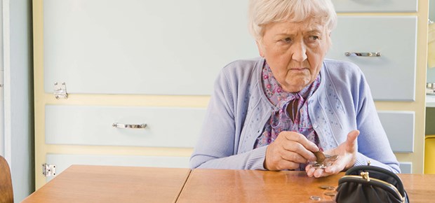 Fortschritt auch für arme Patienten? Eine alte Frau zählt ihr Geld. Kommt der medizinische Fortschritt auch bei alten Menschen an? Experten bezweifeln das.