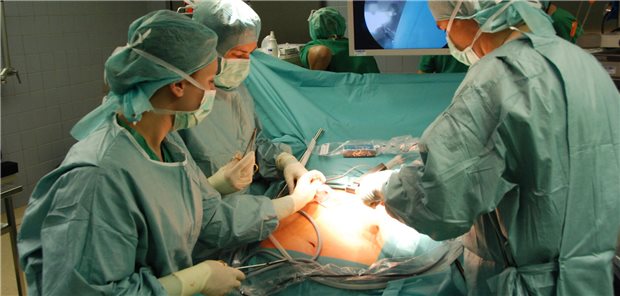 Aufnahme aus dem Operationssaal während einer bariatrischen Operation.