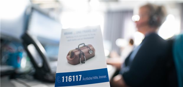 Eine der Erkenntnisse insbesondere aus der Zeit der Corona-Pandemie: Die KV Baden-Württemberg kann nicht mehr nur eins zu eins mit Anrufern kommunizieren – einer sitzt am Telefon und der andere nimmt ab.