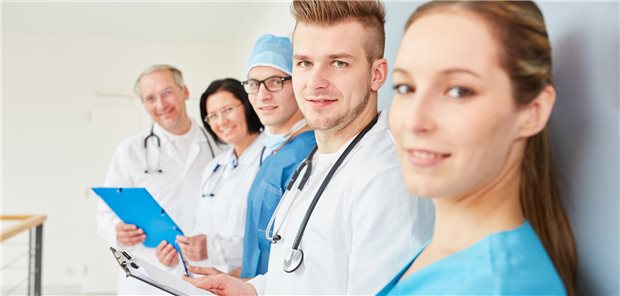 Eine deutlich erhöhte Vergütung soll mehr Ärzte in Weiterbildung in die Allgemeinmedizin holen.
