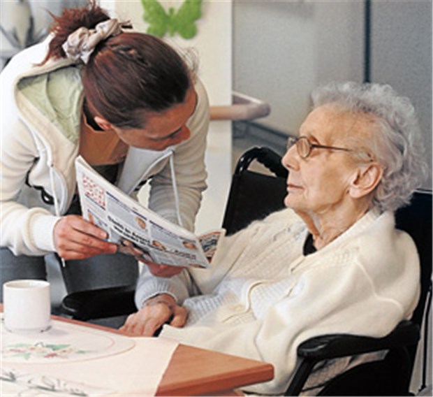 Pflegepaten kümmern sich um Seele und Krankenversicherung Eine ehemalige Mitarbeiterin der AOK besucht eine Heimbewohnerin. Die ehrenamtliche Tätigkeit kommt laut AOK gut an.