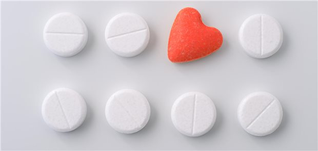 Ein Mann fasst sich mit der Hand ans Herz. Eine andere Person hält eine Tablette in die Kamera. 