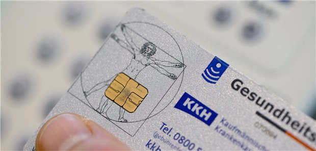 Eine elektronische Gesundheitskarte (eGK) wird in einer Apotheke für ein E-Rezept benutzt: Doch wie kommt die eGK von Pflegeheimpatienten in die Apotheke? Hier sind technische wie organisatorische Hürden zu überwinden.