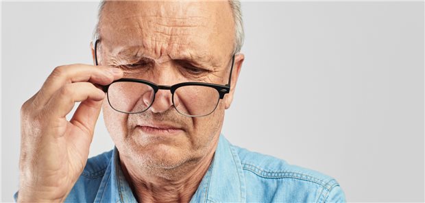 Eine endokrine Orbitopathie kann auch das Sehvermögen verschlechtern (Symbolbild mit Fotomodell)