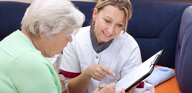 Der Arzt als Lehrer Eine erfolgreiche Therapie ist Teamarbeit: Patientin und Coach erarbeiten Ziele und erste Etappen für eine Lebensstiländerung.
